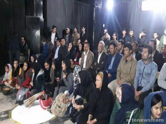 حضور چهره شاخص اصلاح طلب استان در نمایشنامه خوانی پیک نیک در میدان جنگ/تصاویر