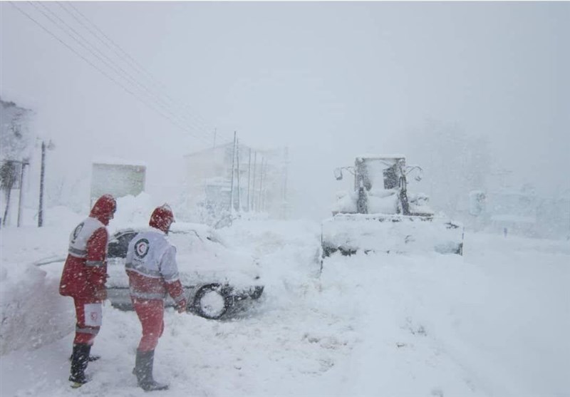 بارش ۷۰ سانتی برف در مارگون/ راه ارتباطی تمام روستاها مسدود شد