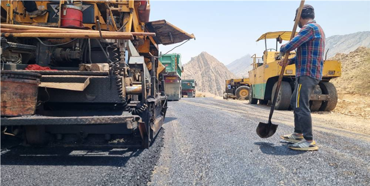 آغاز عملیات روکش آسفالت روستای دلی باریک بخش مرکزی چرام