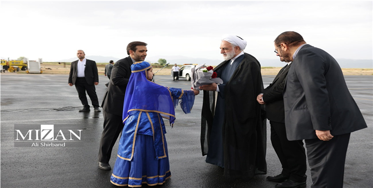 سفر رئیس دستگاه قضا به یاسوج با حواشی شروع شد/ از «پوشش عجیب» در مراسم استقبال تا «اخراج خبرنگاران» از سالن + جزییات و تصاویر