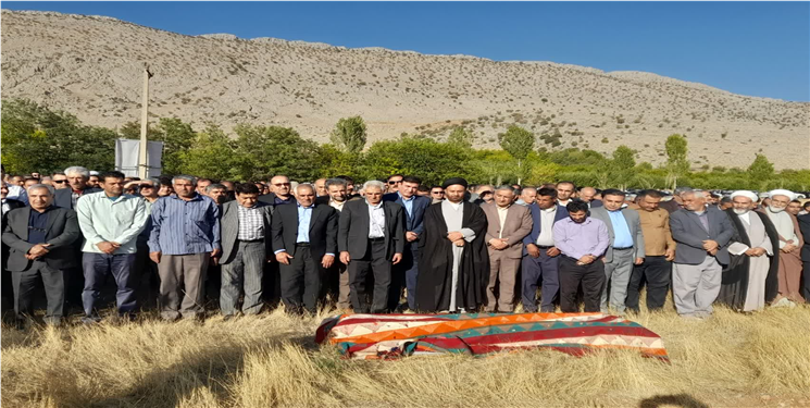 ادای احترام افراد و شخصیتهای استانی به مادر شهید ایزدپناه/ گزارش تصویری از مراسم خاکسپاری