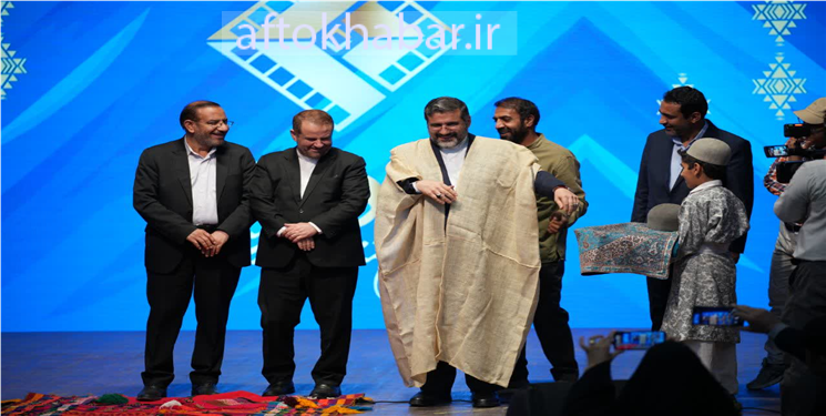 سفرهای نمایشی  وزیر ارشاد به استان و تصویر تکراری پوشاندان لباس محلی بر تن مسول کشوری