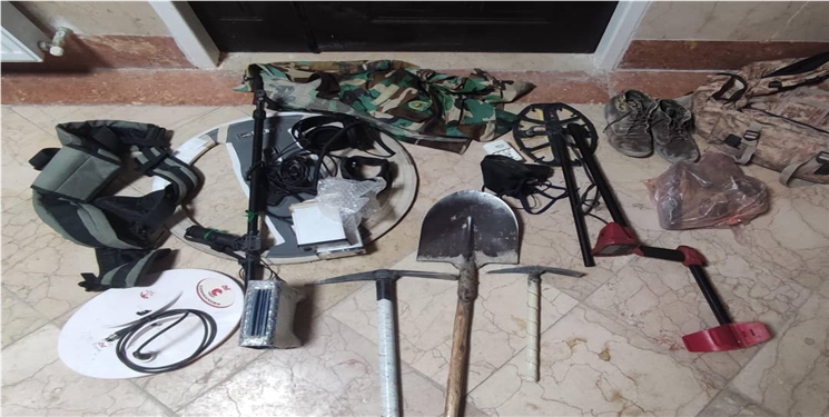 کشف دو دستگاه فلزیاب و دستگیری سه متهم در شهرستان دنا