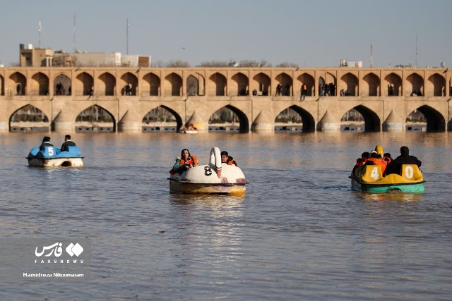 جاری شدن آب در زاینده رود و خوشحالی مردم اصفهان