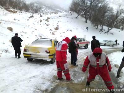 امدادرسانی هلال احمر چرام به 80 خودرو گرفتار در برف/ تصاویر