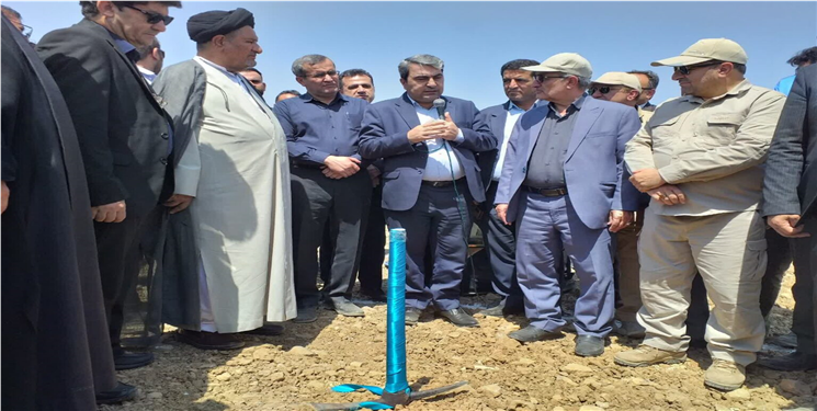 کلنگ زنی گلخانه سبزی وصیفی در زادگاه نماینده 