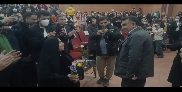 بازتاب گسترده حرکت نمادین و احساسی دکتر محمد بهرامی در روز مادر/دست‌بوسی مادر در میان تشویق حاضران