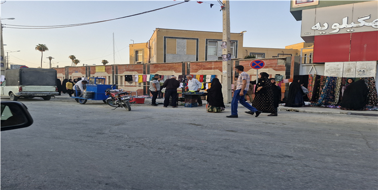 دهدشت؛ شهری در محاصره دست‌فروشان/ مغازه‌داران پیاده‌روها را تصرف کردند