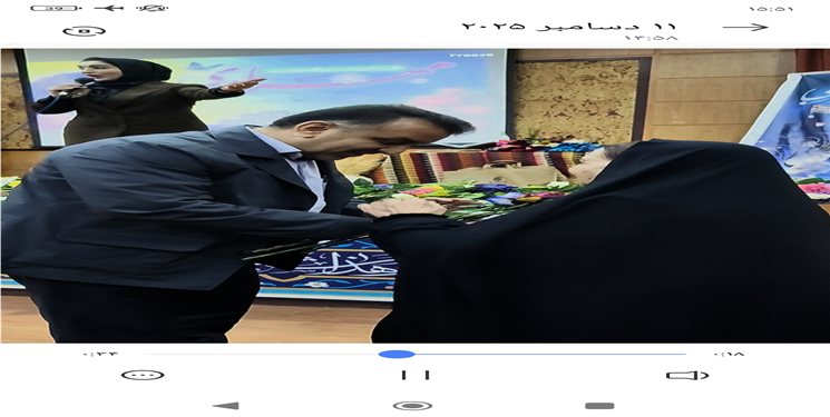 بازتاب گسترده حرکت نمادین و احساسی دکتر محمد بهرامی در روز مادر/دست‌بوسی مادر در میان تشویق حاضران