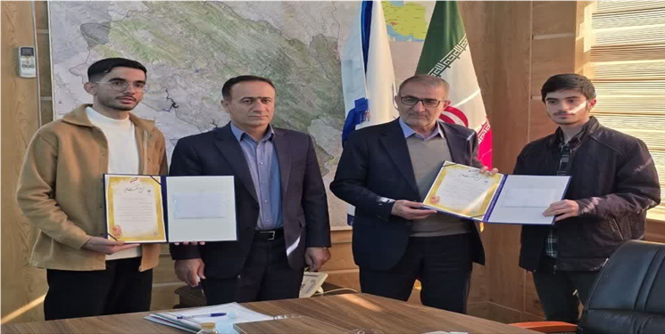 تجلیل از دو رتبه برتر کنکور سراسری با حضور بنیاد نخبگان و استاندار