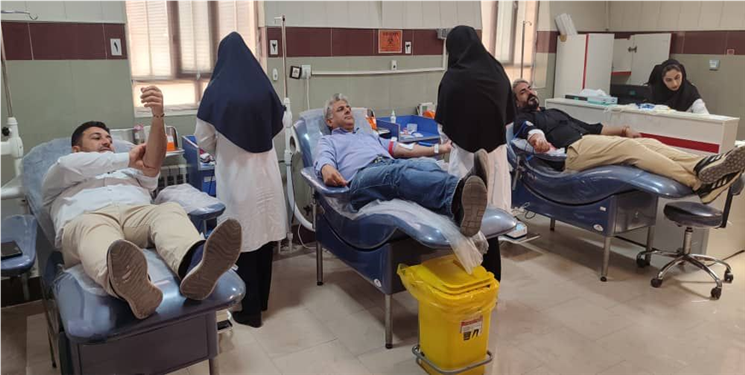کارکنان شرکت صنایع پلیمر گچساران برای کمک به آسیبدیدگان حادثه بندرعباس، خون اهدا کردند