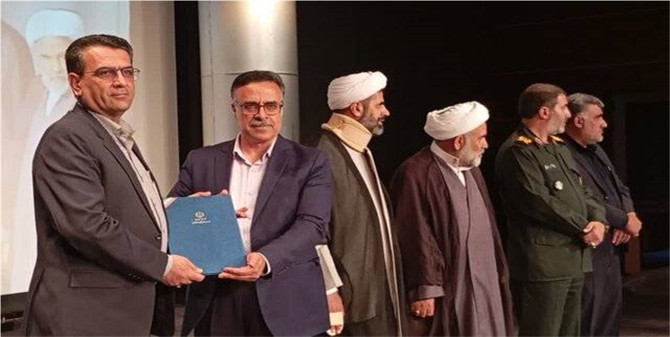 رفتار عجیب و خارج از عرف رئیس سابق دانشگاه یاسوج در مراسم تودیع و معارفه/ فیلم