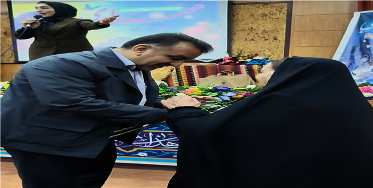 بازتاب گسترده حرکت نمادین و احساسی دکتر محمد بهرامی در روز مادر/دست‌بوسی مادر در میان تشویق حاضران